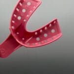 تری تمام فک تکسان سایز بزرگ فک پایین یک ابزار یکبار مصرف دندانپزشکی از برند تکسان است که برای قالب‌گیری دقیق فک پایین طراحی شده. این محصول در بسته ۱۲ عددی (شماره ۱) عرضه می‌شود و از مواد با کیفیت ایرانی ساخته شده است. مناسب برای تشخیص، ساخت پروتز، و تهیه کست لابراتواری، این تری با قیمت مناسب و طراحی ارگونومیک، انتخابی عالی برای دندانپزشکان است.