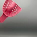 تری تمام فک تکسان سایز متوسط بالا یک ابزار یکبار مصرف دندانپزشکی از برند تکسان است که برای قالب‌گیری دقیق فک بالا طراحی شده. این محصول در بسته ۱۲ عددی (شماره ۲) عرضه می‌شود و از مواد با کیفیت ایرانی ساخته شده است. مناسب برای تشخیص، ساخت پروتز، و تهیه کست لابراتواری، این تری با قیمت مناسب و طراحی ارگونومیک، انتخابی عالی برای دندانپزشکان است.