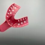 تری تمام فک تکسان سایز متوسط پایین یک ابزار یکبار مصرف دندانپزشکی از برند تکسان است که برای قالب‌گیری دقیق فک پایین طراحی شده. این محصول در بسته ۱۲ عددی (شماره ۲) عرضه می‌شود و از مواد با کیفیت ایرانی ساخته شده است. مناسب برای تشخیص، ساخت پروتز، و تهیه کست لابراتواری، این تری با قیمت مناسب و طراحی ارگونومیک، انتخابی عالی برای دندانپزشکان است.