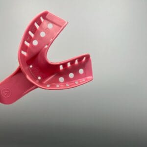 تری تمام فک تکسان سایز متوسط پایین یک ابزار یکبار مصرف دندانپزشکی از برند تکسان است که برای قالب‌گیری دقیق فک پایین طراحی شده. این محصول در بسته ۱۲ عددی (شماره ۲) عرضه می‌شود و از مواد با کیفیت ایرانی ساخته شده است. مناسب برای تشخیص، ساخت پروتز، و تهیه کست لابراتواری، این تری با قیمت مناسب و طراحی ارگونومیک، انتخابی عالی برای دندانپزشکان است.