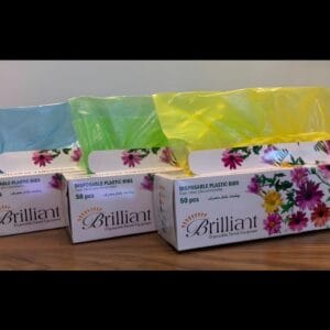 بسته 50 عددی پیشبند جعبه ایی برلیان با جنس پلاستیکی و کش نرم برای استفاده پزشکی.