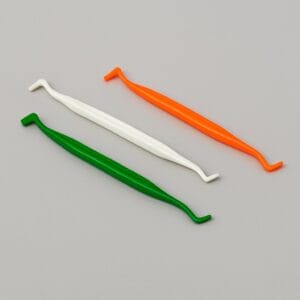 مجموعه 50 عددی دسته برس کامپوزیت پلاستیکی با رنگ‌های سبز، سفید و نارنجی برای استفاده در دندانپزشکی