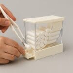 جای رول پنبه کشویی تکسان نصب‌شده روی یونیت دندانپزشکی برای دسترسی سریع و بهداشتی به رول‌های پنبه.