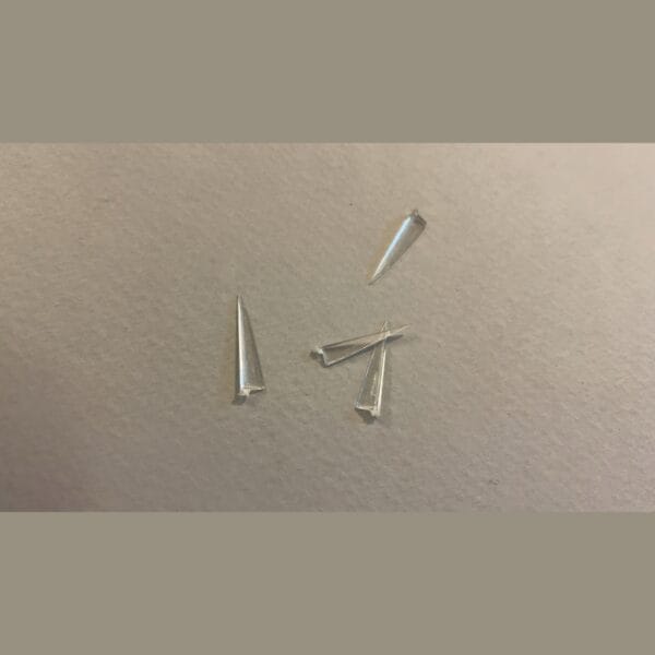 وج شفاف شیشه‌ای دندانپزشکی در جعبه برای ترمیم و ماتریکس بند.