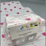 بسته 50 عددی پیشبند دنتیست تاشده ۵۰ عددی با جنس نایلونی و کش نرم برای استفاده پزشکی.