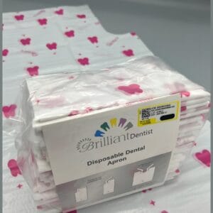 بسته 50 عددی پیشبند دنتیست تاشده ۵۰ عددی با جنس نایلونی و کش نرم برای استفاده پزشکی.