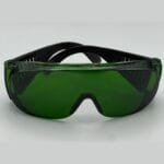 عینک محافظ سبز برای ایمنی بیماران در دندانپزشکی.