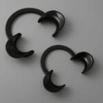 دهان بازکن نعلی کنتراستر مشکی در دو سایز برای معاینات و جراحی‌های دندانپزشکی.