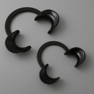 دهان بازکن نعلی کنتراستر مشکی در دو سایز برای معاینات و جراحی‌های دندانپزشکی.