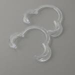 دو دهان بازکن نعلی شفاف در سایزهای متفاوت برای معاینات و جراحی‌های دندانپزشکی.