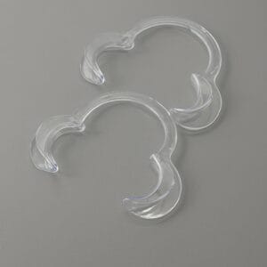 دو دهان بازکن نعلی شفاف در سایزهای متفاوت برای معاینات و جراحی‌های دندانپزشکی.