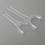 دهان بازکن یک طرفه شفاف در دو سایز برای معاینات و جراحی‌های دندانپزشکی.