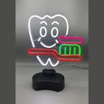 تابلوی نئون طرح دندان با مسواک رنگی برای مطب دندانپزشکی