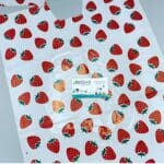 پیشبند اطفال طرحدار توت فرنگی برای استفاده بهداشتی در دندانپزشکی کودکان