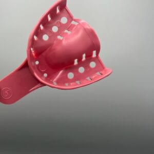 تصویری از تری تمام فک تکسان سایز کوچک بالا، ابزاری یکبار مصرف و ارگونومیک برای قالب‌گیری دقیق فک بالا، مناسب برای کودکان و بیماران با فک کوچک، تولید شده توسط برند تکسان ایران.